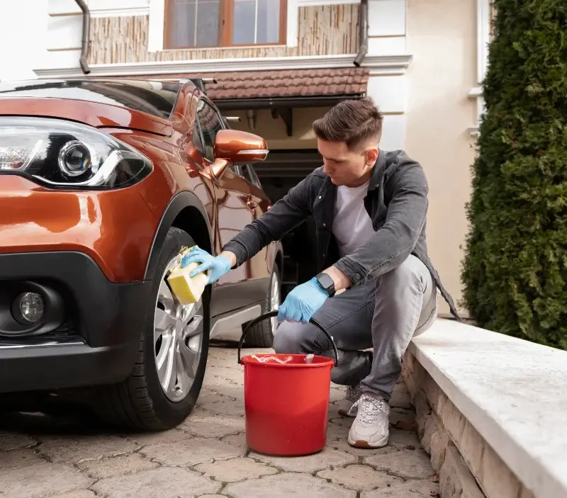 Lavage auto à domicile Cazouls-d'Hérault : professionnel intervenant sur un véhicule